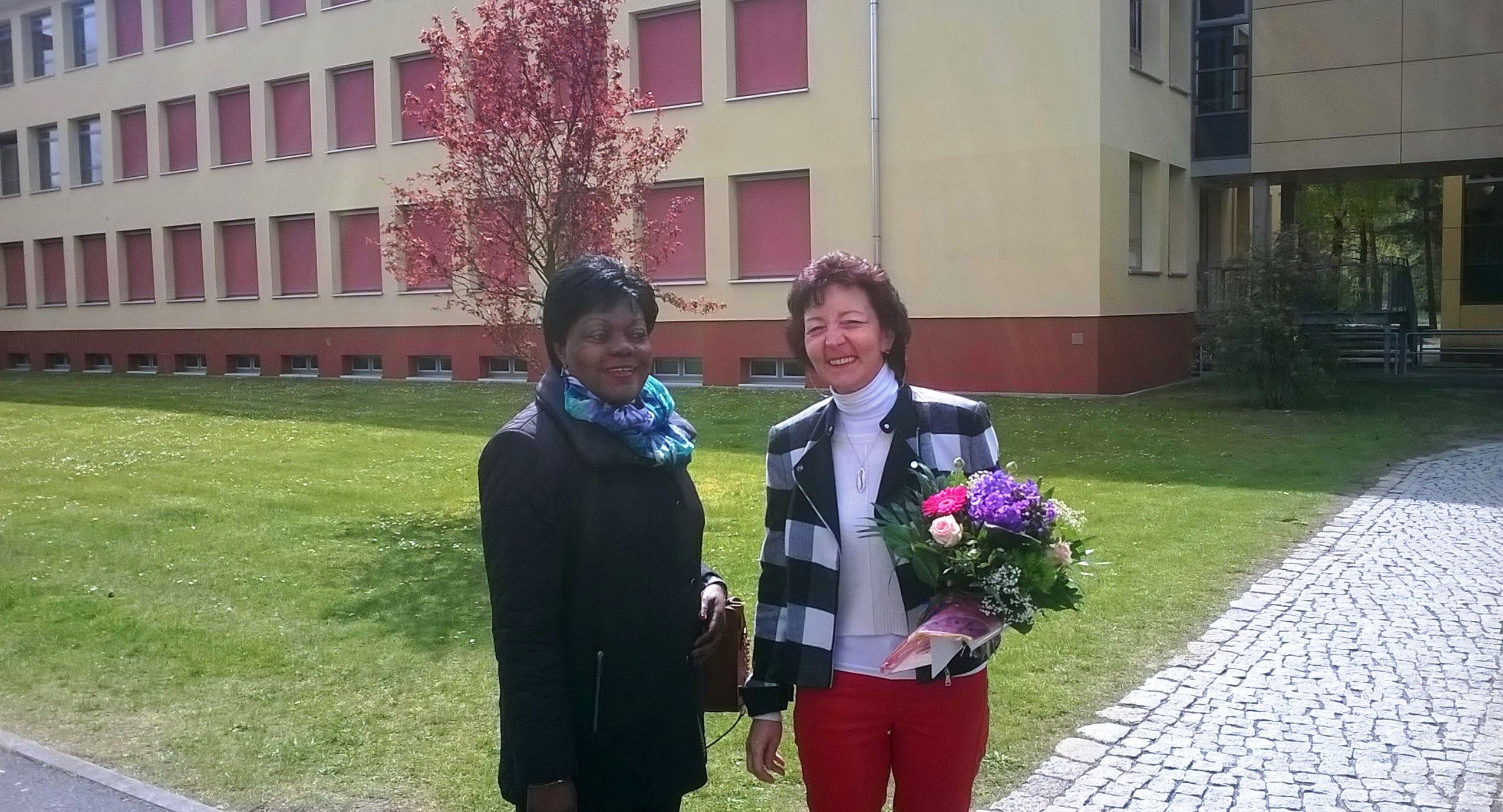Frau Kamanga, Botschafterin; Fr. Brandenburg, Schuleiterin,bg